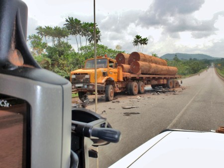 CAMERUN 175. POR EL DEPARTAMENTO DEL OCEANO. (HACIA LAS CATARATAS DE LA LOBE) POR LA CARRETERA NACINAL N-7, HAY ENORMEMENTE DE ACCIDENTES