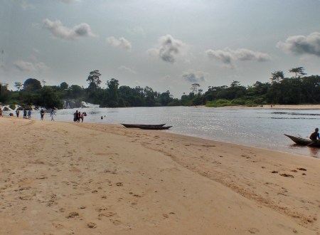 CAMERUN 178. POR EL DEPARTAMENTO DEL OCEANO. (CATARATAS DE LA LOBE) ...LAS PRIMERAS CASCADAS SE VEN AL FONDO A LA IZQUIERDA...