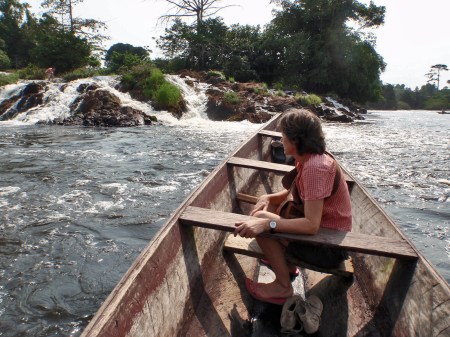 CAMERUN 182. POR EL DEPARTAMENTO DEL OCEANO. (CATARATAS DE LA LOBE) CUANDO EL RIO LOBE LLEGA EN SU DESENVOCADURA SE DIVIDE EN VARIOS DE BRAZOS QUE CREAN DE UNA SERIE DE PEQUEÑAS CASCADAS QUE VAN DE 1 M. DE ALTURA...