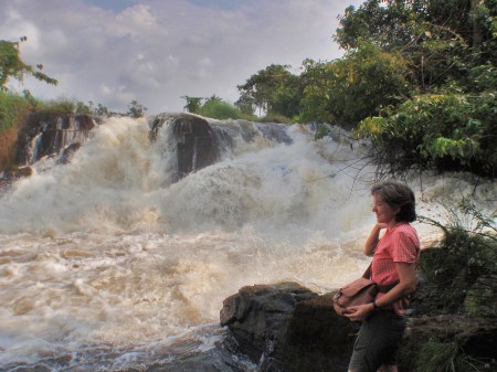 CAMERUN 187. POR EL DEPARTAMENTO DEL OCEANO. (CATARATAS DE LA LOBE) TIENE SU ORIGEN EN EL CENTRO DEL PARQUE NACIONAL CAMPO MA’AN