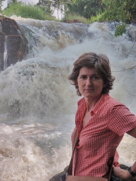 CAMERUN 188. POR EL DEPARTAMENTO DEL OCEANO. (CATARATAS DE LA LOBE) CAMERUNESES INTENTAN QUE ESTE SITIO TAN EXCEPCIONAL, SEA CONSIDERADO PATRIMONIO DE LA HUMANIDAD