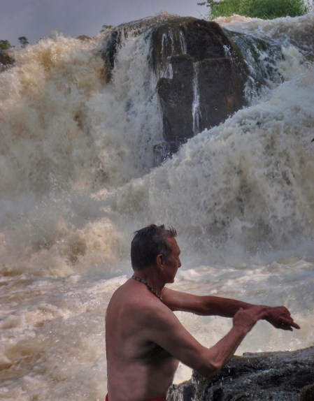 CAMERUN 190. POR EL DEPARTAMENTO DEL OCEANO. (CATARATAS DE LA LOBE) BAÑO... ES UNA EXPERIENCIA, COMPARABLE A UNA GIGANTESCA DUCHA CALIENTE...