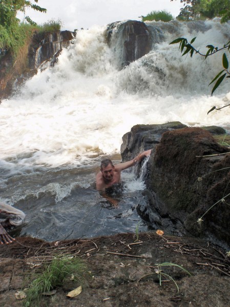 CAMERUN 191. POR EL DEPARTAMENTO DEL OCEANO. (CATARATAS DE LA LOBE) ... ES UNA PENA PERO HAY QUE SALIR