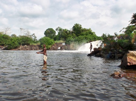 CAMERUN 192. POR EL DEPARTAMENTO DEL OCEANO. (CATARATAS DE LA LOBE) EN GENERAL LA ETNIA QUE VIVEN CERCA DE LAS CASCADAS SON LOS BATANGAS