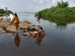 CAMERUN 197. POR EL DEPARTAMENTO DEL OCEANO. (EN LA PARTE ALTA DE LAS CATARATAS DE LA LOBE) LOS BATANGAS CELEBRAN EN CIERTAS OCASIONES UN RITUAL MISTICO EN LAS AGUAS LLAMADO “JINGOU” O “MAMI AGUA WATER”