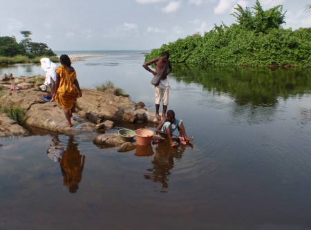 CAMERUN 197. POR EL DEPARTAMENTO DEL OCEANO. (EN LA PARTE ALTA DE LAS CATARATAS DE LA LOBE) LOS BATANGAS CELEBRAN EN CIERTAS OCASIONES UN RITUAL MISTICO EN LAS AGUAS LLAMADO “JINGOU” O “MAMI AGUA WATER”