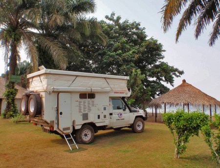 CAMERUN 205. POR EL DEPARTAMENTO DEL OCEANO. (UNOS DIAS DE DESCANSO) ... TE PERMITEN ACAMPAR EN PRIMERA LINEA DE PLAYA CON TODA TRANQUILIDAD...