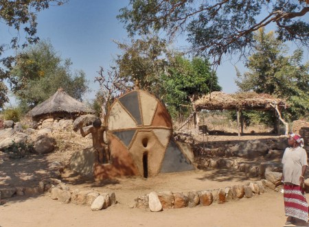 CAMERUN 21 (EXTREMO NORTE) LOS ALREDEDORES DE RHUMSIKI. LA RELIGION MAYORITARIA EN EL PAIS ES CATOLICISMO, PERO TAMBIEN PERSISTEN CREENCIAS RELIGIOSAS TRADICIONALES