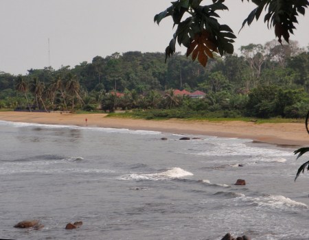 CAMERUN 213. POR EL DEPARTAMENTO DEL OCEANO. (UNOS DIAS DE DESCANSO) ELHOTEL CAMPING ILOMBA, VISTO DESDE EL EXTERIOR