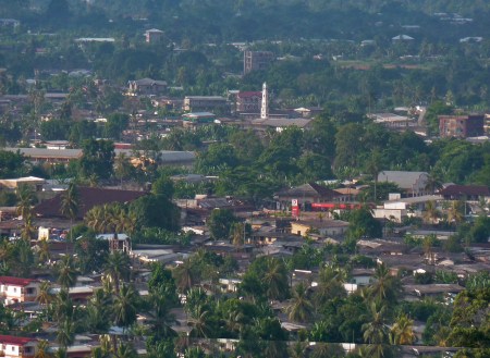 CAMERUN 226. POR EL DEPARTAMENTO DEL OCEANO. (LA CIUDAD DE KRIBI) CIUDAD COSTERA SUR DEL CAMERUN, SITUADA EN EL GOLFO DE GUINEA, SE ENCUENTRA EN LA DESEMBOCADURA RIO KIENKE, TIENE UNA POBLACION DE UNOS 55.500 HABITANTES