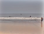 CAMERUN 228. POR EL DEPARTAMENTO DEL OCEANO. (LA CIUDAD DE KRIBI - PESCA DESDE LA PLYA) PRIMRTO ENVIAN LA RED EN UNA PIRAGUAS A UNOS 300 M.DE LA ORILLA...