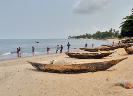 CAMERUN 229. POR EL DEPARTAMENTO DEL OCEANO. (LA CIUDAD DE KRIBI - PESCA DESDE LA PLYA) ... UN EQUIPO DE UNOS DIEZ HOMBRES TIRA DE LA RED HACIA LA PLAYA...