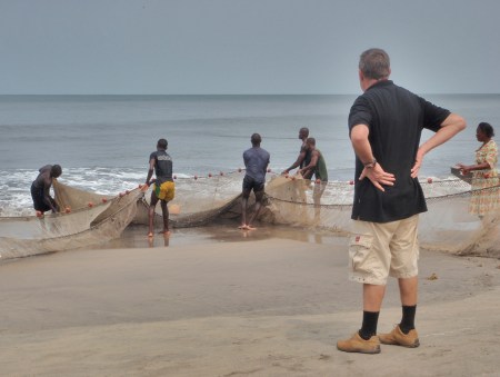 CAMERUN 230. POR EL DEPARTAMENTO DEL OCEANO. (LA CIUDAD DE KRIBI) ... LAS MUJERES SE ACERCAN A RECOJER LAS CAPTURAS ...
