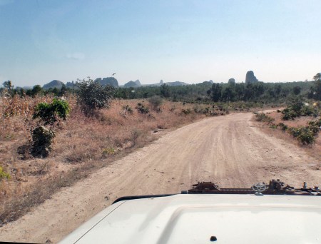 CAMERUN 24 (EXTREMO NORTE) LOS ALREDEDORES DE RHUMSIKI. LA PISTA ESTA ESTUPENDA PARA CONDUCIR