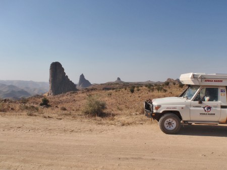 CAMERUN 25 (EXTREMO NORTE) LOS ALREDEDORES DE RHUMSIKI. DESDE LOS ALTOS DEL POBLADO, A IZQUIERDA LA SE VEN MONTES MANDARAY ALGUNAS AGUJAS BASALTICAS