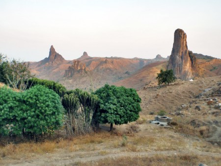 CAMERUN 26 (EXTREMO NORTE) LOS ALREDEDORES DE RHUMSIKIP. CUANDO EL ESCRITOR Y EXPLORADOR AFRICANO ANDRE GIDE ESCRIBIO QUE ESTE LUGAR ES UNO DE LOS MAS BELLOS PAISAJES DEL MUNDO