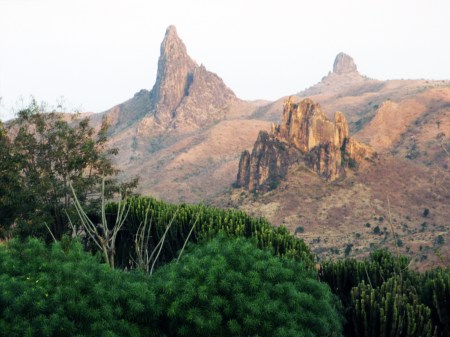 CAMERUN 27 (EXTREMO NORTE) LOS ALREDEDORES DE RHUMSIKI. ES IMPRESIONANTE EL PANORAMA ES CREADO LAS CHIMENEAS VOLCANICAS,PARECE UN PAISAJE LUNAR