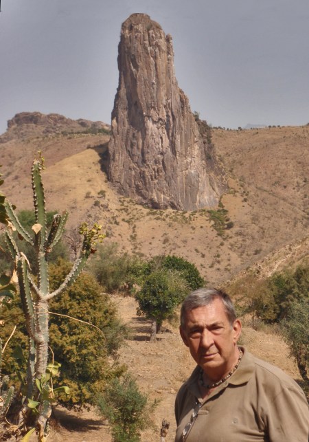 CAMERUN 29 (EXTREMO NORTE) LOS ALREDEDORES DE RHUMSIKI. PICO KAPSIKI ES UNA AGUJA VERTICAL EN BASALTO DE 1224 M DE ALTURA