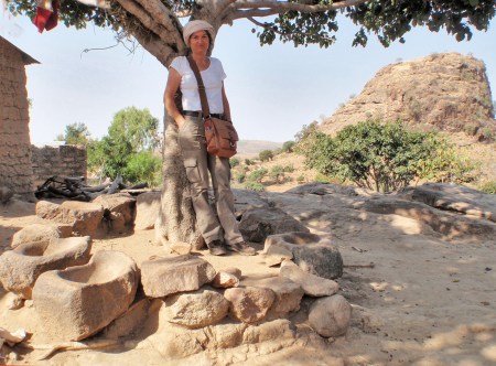 CAMERUN 31 (EXTREMO NORTE) POBLADO DE RHUMSIKI. EL ARBOL SAGRADO DONDE SE REUNEN LOS HABITANTES DE LA COMUNIDAD PARA DISCUTIR LAS DECISIONES IMPORTANTES