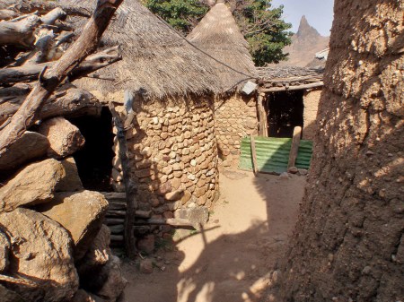 CAMERUN 32 (EXTREMO NORTE) POBLADO DE RHUMSIKI. LAS CHOZAS ESTAN CONSTRUIDAS CON PIEDRA, ADOBE Y TECHADAS CON PAJA