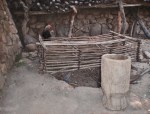 CAMERUN 37 (EXTREMO NORTE) POBLADO DE RHUMSIKI. DETALLE DE UN GALLINERO HECHO CON PALOS