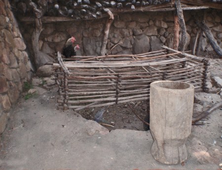 CAMERUN 37 (EXTREMO NORTE) POBLADO DE RHUMSIKI. DETALLE DE UN GALLINERO HECHO CON PALOS