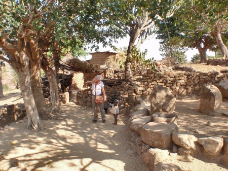 CAMERUN 38 (EXTREMO NORTE) POBLADO DE RHUMSIKI. SITUADO EN LAS MONTAÑAS MANDARA A 110 KM DE MORA Y A 3 KM DE LA FRONTERA CON NIGERIA