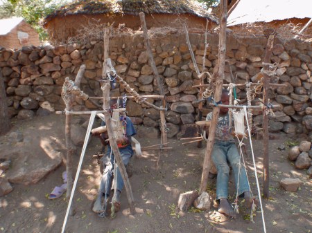 CAMERUN 46 (EXTREMO NORTE) POBLADO DE RHUMSIKI. LOS HILANDEROS Y TEJEDORES...