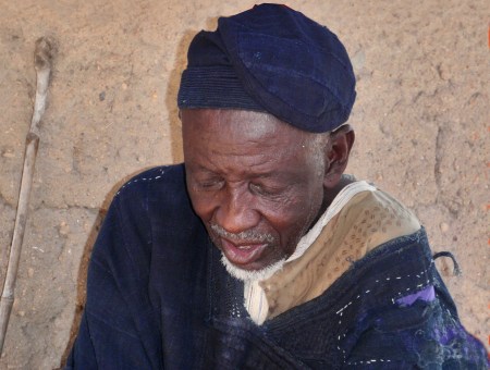 CAMERUN 48 EL BRUJO DE LOS CANGREJOS. ES UN PEQUEÑO Y LEGENDARIO PERSONAJE, TIENE UNOS OJOS AZULES EXTREMADAMENTE VIVOS QUE DESTILAN GENIO E INTELIGENCIA...