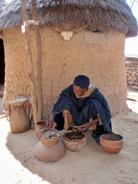 CAMERUN 49 EL BRUJO DE LOS CANGREJOS... ES UN HOMBRE RESPETADO, SUS ADIVINANZAS MUY CREDIBLES Y ESPERADAS ENTRE LOS HABITANTES DEL NORTE DEL CAMERUN Y DE LA VECINA NIGERIA, LAS GENTES HACEN CIENTOS DE KM PARA ESCUCHAR SU ORACULOS