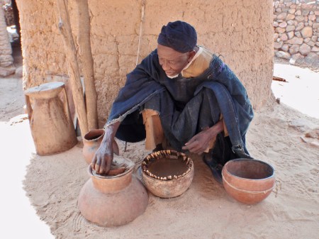 CAMERUN 51 EL BRUJO DE LOS CANGREJOS. ... DESPUES SACA UN CANGREJO QUE GUARDA EN LA TINAJA DE BARRO...