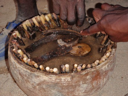 CAMERUN 54 EL BRUJO DE LOS CANGREJOS. METIO EL CANGREJO EN EL CUENCO LO TAPO Y EL ANIMAL MOVIO ALGUNOS DE LOS BASTOCILLOS ...
