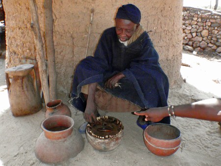 CAMERUN 55 EL BRUJO DE LOS CANGREJOS. SACO EL CANGREJO DE LA TINAJA Y EMPEZO A INTERPRETAR LO QUE EL ANIMAL LE HABIA INDICADO...