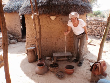 CAMERUN 56 EL BRUJO DE LOS CANGREJOS. A PETRA LE PREDIJO QUE VIVIRIA MUCHISIMOS AÑOS Y SERIA UNA VIEJECITA CON MUY BUENA SALUD