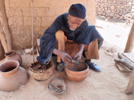 CAMERUN 57 EL BRUJO DE LOS CANGREJOS. A MI ME HA DICHO QUE TENGO ARTRITIS , DICE QUE PUEDE CURARMELA...