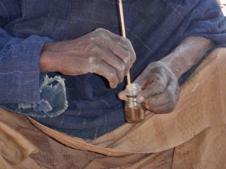 CAMERUN 59 EL BRUJO DE LOS CANGREJOS. ... REMUEVE DURANTE UN LARGO MOMENTO EL UNGUENTO, Y CONVOCA A LOS ESPIRITUS...