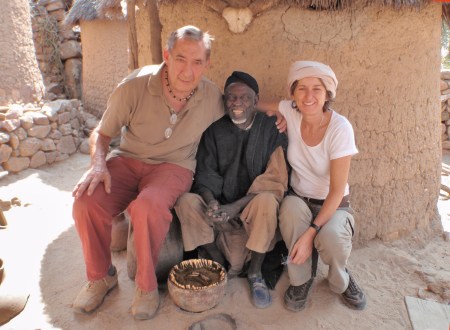 CAMERUN 62 EL BRUJO DE LOS CANGREJOS. ACEPTA DE HACERSE UNA FOTO CON NOSOTROS PORQUE LE HEMOS CAIDO MUY BIEN... SUPONGO QUE SE LO DIRA TODO EL MUNDO...