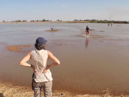 CAMERUN 67 (LA REGION DE LOS MUSGUM). EL RIO LAGONE, UN CHADIANO VIENE CORRIENDO HACIA NOSOTROS LA FORMALIDAD DEL PASAPORTE LE TIENE SIN CUIDADDO