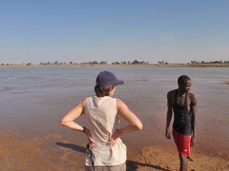 CAMERUN 68 (LA REGION DE LOS MUSGUM). EL RIO LAGONE, ...CUANDO LLEGA CAMERUNESA ESTA MUY ATENTO A LA POLICIA DEL CAMERUN...