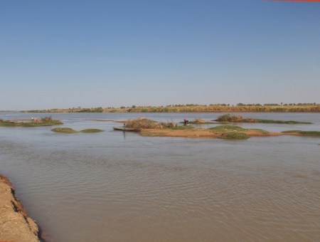 CAMERUN 69 (LA REGION DE LOS MUSGUM). EL RIO LAGONE, EN ESTA EPOCA NO ES MUY PROFUNDO, EL CAUCE ESTA LLENO DE PAQUEÑAS ISLETAS