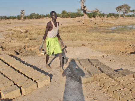 CAMERUN 75 (LA REGION DE LOS MUSGUM). ...TIENEN TODO LO QUE NECESITAN CERCA EL AGUA EL BARRO Y LA PAJA...