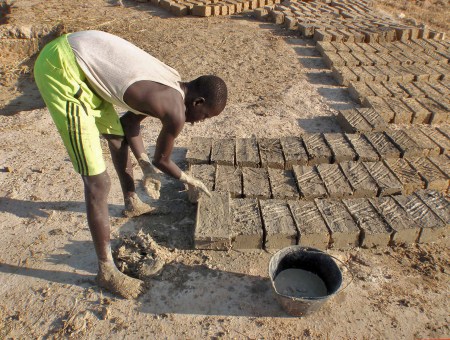CAMERUN 77 (LA REGION DE LOS MUSGUM). ... CADA ARTESNO SEÑALA SUS LADRILLOS CON SU MARCA PARTICULAR, ESTE EN CONCRETO CON CUATRO LINEAS OBLICUAS