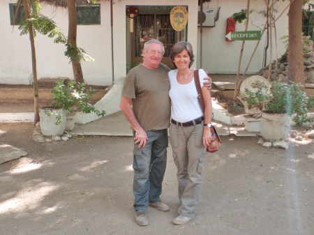 CAMERUN 80 (LA REGION DE LOS MUSGUM). PETRA CON JAKI, DUEÑO DEL SAFARI DANAY CON EL HEMOS HECHO UNA BUENA AMISTAD