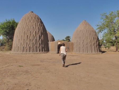 CAMERUN 84 (LA REGION DE LOS MUSGUM). LAS CASAS OBUS, EN 1850 EL EXPLORADOR ALEMAN HEINRICH BARTH HACE CONOCER EN EUROPA ESTAS MARAVILLAS ARQUITECTONICAS