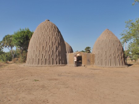 CAMERUN 85 (LA REGION DE LOS MUSGUM). LAS CASAS OBUS, ESTAS VIVIENDAS SON CUPULAS INDEPENDIENTES DE ARCILLA, USAN UNICAMENTE LOS MATERIALES DE QUE EXITEN EN LA REGION, LA COMUNIDAD MUSGUM SON LOS ARTIFICES DE ESTA CASAS LLAMADAS POR ELLOS “TOLEK”
