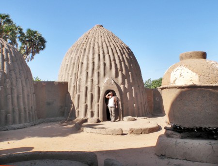 CAMERUN 88 (LA REGION DE LOS MUSGUM). LAS CASAS OBUS, LA DECORACION EXTERIOR DE LAS CASAS SUELEN SER MUY PERSONALIZADAS, ESTOS RELIEVES SIRVEN TAMBIEN PARA ASCENDER POR ELLOS A LA PARTE SUPERIOR Y ASI PODER REPARARLAS