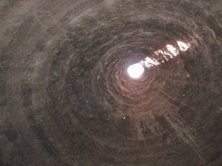 CAMERUN 90 (LA REGION DE LOS MUSGUM). LAS CASAS OBUS, LA PARTE ALTA ESTA ABIERTA LO QUE PERMITE QUE EL AIRE CIRCULE, LOS MUROS SON TAN GRUESOS QUE MANTIENEN LA VIVIENDA FRESCA