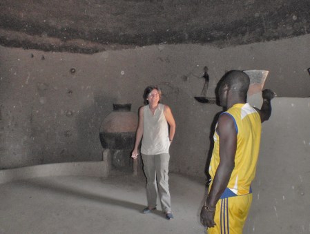 CAMERUN 93 (LA REGION DE LOS MUSGUM). LAS CASAS OBUS, EL DUEÑO ESTA ORGULLOSO DE DARNOS TODA CLASE DE INFORMACIONES SOBRE SU CASA