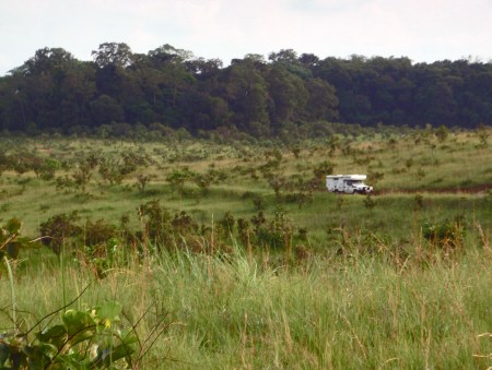 GABON 105. (EL PARQUE NACIONAL DE LA LOPE) EL RELIEVE DE LA PARTE NORTE Y NORESTE DE LA RESERVA ESTA FORMADA POR COLINAS BAJAS CON PENDIENTES POCO PRONUNCIADAS