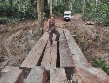 GABON 112. (EL PARQUE NACIONAL DE LA LOPE) ... NUESTRAS RUEDAS TIENEN POCO DIAMETRO PARA "SUBIRNOS" A ESTOS IMPROVISADOS PUENTES QUE USAN LOS TRACTORES EN LA EPOCA DE LAS INUNDACIONES